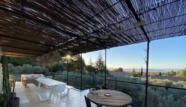 Villa 10 minutes walk from the village, beautiful view, heated pool