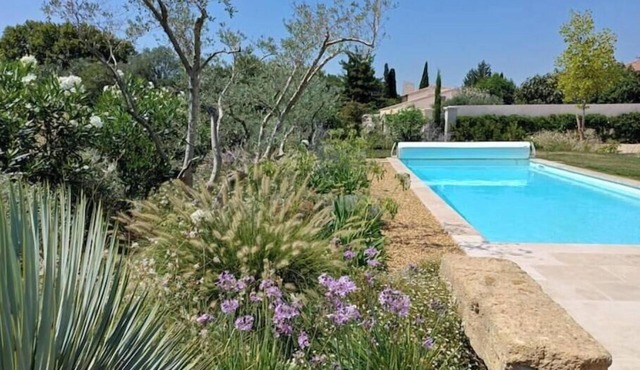 Villa 10 minutes' walk from the charming Provencal village of GRANS