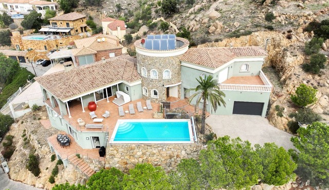 Villa 10 pers, sea view on the Costa Brava 5 min from the beach of Roses with swimming pool