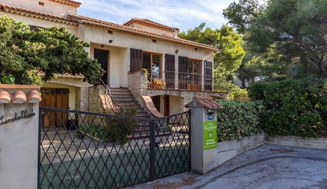 Villa 100 Metrin Päässä Merestä