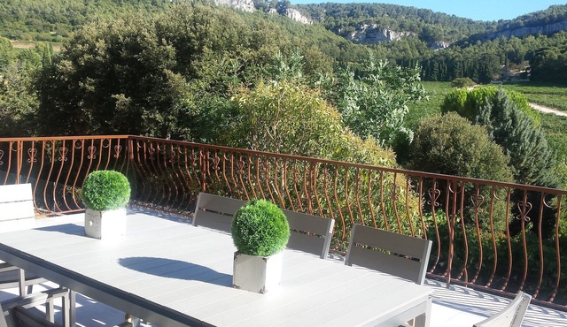 Villa 10mn from Cassis, dominant view of the vineyards