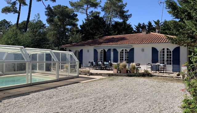 Villa 12-14 people with heated pool 800 m from the ocean