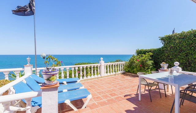 Villa '12 House In Front Of The Sea' with Sea View, Wi-Fi and Air Conditioning