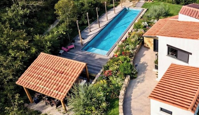 Villa 12 pers with swimming pool, boules pitch - quiet area