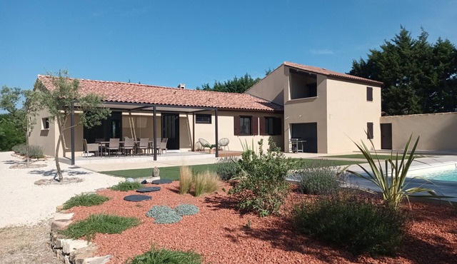 Villa 12 pers, air-conditioned, 4x10 pool, poolhouse, in the countryside but not isolated.