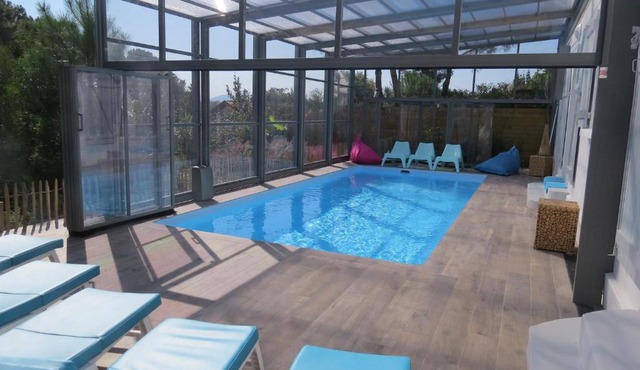 villa 12 pers climatisée, piscine chauffée couverte ou non,2km mer, golf, jardin