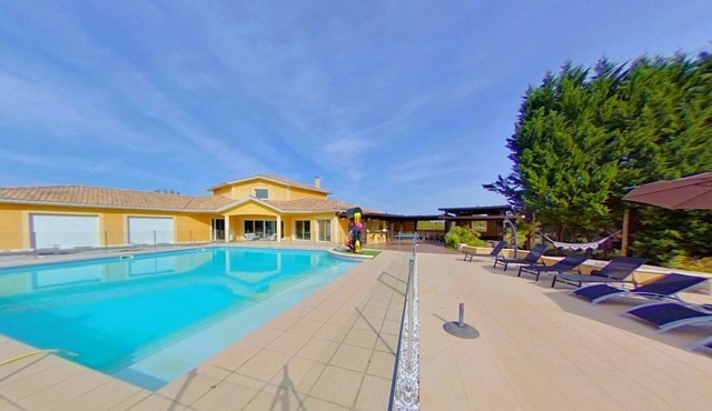 VILLA 12 persons/swimming pool/indoor and outdoor jacuzzi/Mediterranean garden.