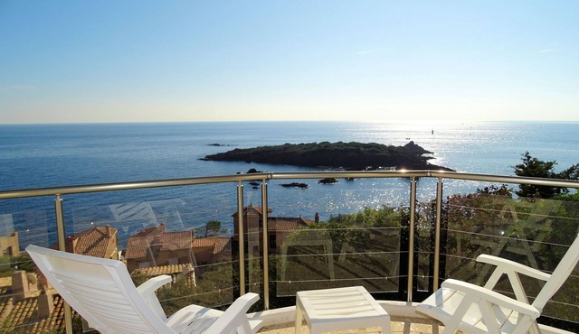 Villa 13-15 pers, magnificent sea view, walking distance to the sea 200m