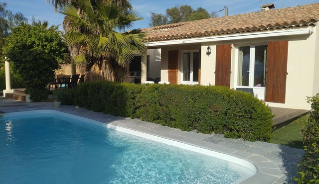 Villa 130 m2, pool and terrace, facing the sea, on 1300m2 of wooded grounds.