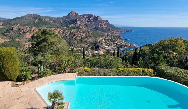 Villa 14 guest-private pool and Sea view