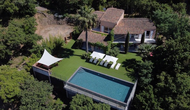 Villa, (14 p), panoramic view of the hills. Large infinity pool.