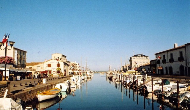 Villa 15 minutes from the beach with private pool. Available for 6 people.