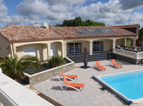 villa 15 personnes avec piscine et terrain de pétanque