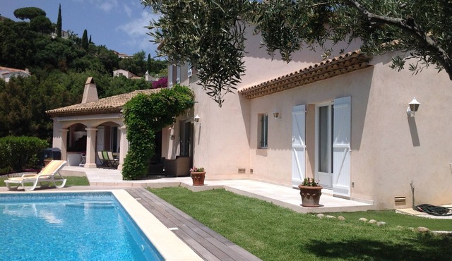 Villa 150m2 with pool and garden. Magnificent sea and hills. near the beach