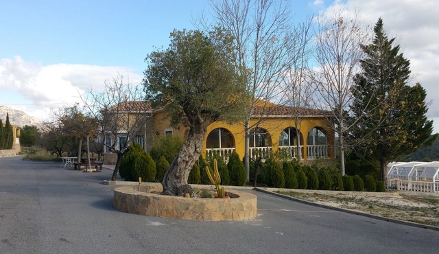 Villa 15min from Alicante, free WiFi, indoor pool, ideal for families.