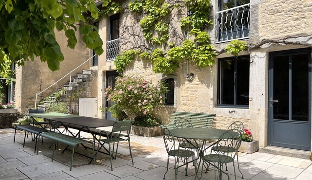 Villa 1828, sleeps 25, pétanque, swimming pool, billiards, table soccer