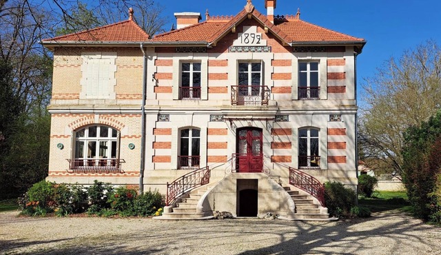 VILLA 1892 - 5 * bourgeois house in Burgundy near the Champagn vineyards