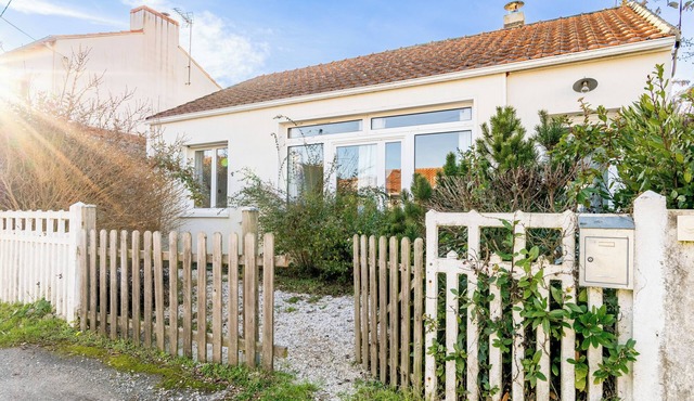Villa '190, Chic, Sobre, Plage À Pied, 6 P' with Private Terrace and Private Garden