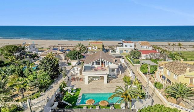 Villa 1ª Linea Cudei close to the Beach with Pool & Wi-Fi