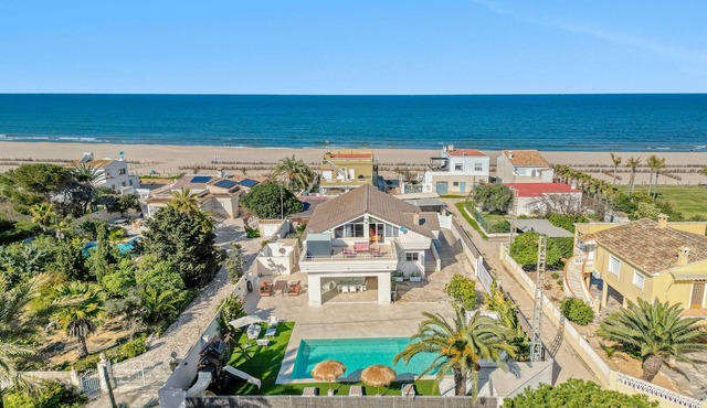 Villa 1ª Linea Cudei close to the Beach with Pool & Wi-Fi