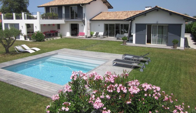 Villa 2 km from Biarritz, 10 people, 5 bedrooms, swimming pool, petanque