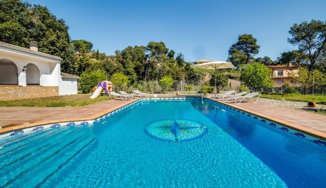Villa 20 pax with large private pool, garden and barbecue. Outdoor kitchen and dining room. 10 bedrooms. Free WIFI. Vivalidays Villa Genis.