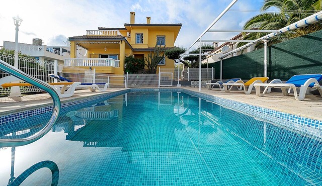VILLA 200 MTS FROM THE SANDY BEACH + 5 BEDROOMS (WITH AIR C.) + PRIVATE POOL