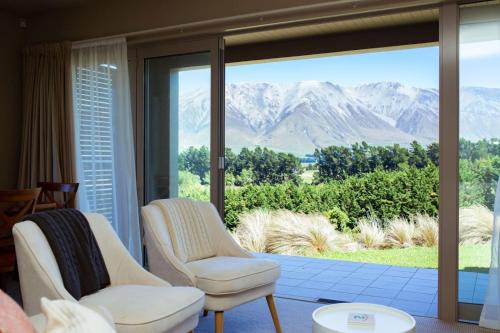 Villa 206 - Front Row Golf Views, Terrace Downs