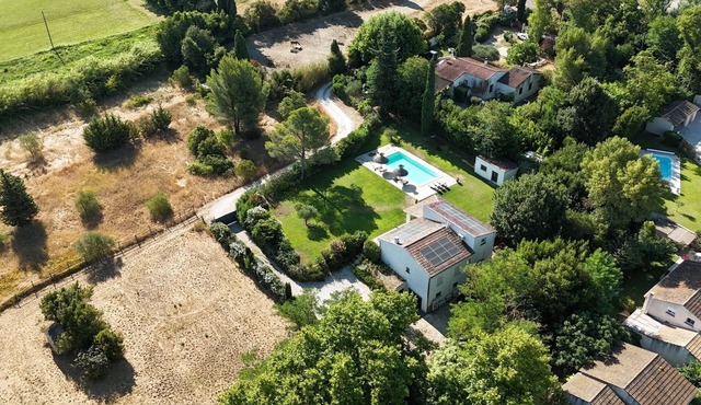 Villa 220m2, land 3000m2, 5 "village on foot, 4km Saint-Rémy-de-Provence