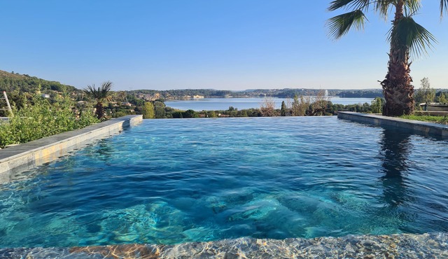 Villa 220m2 overlooking Etang de l'Olivier