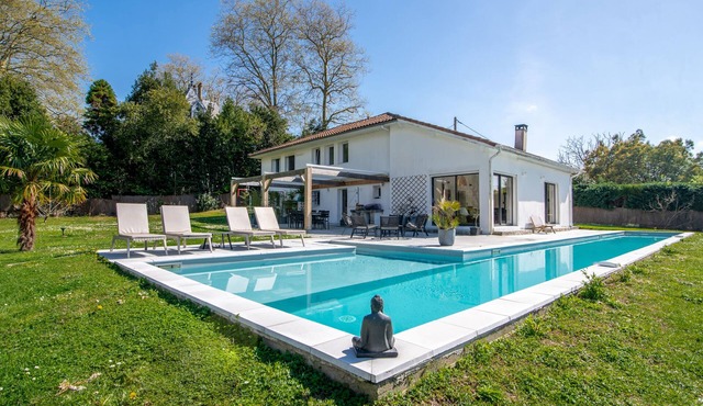 Villa 230m² Avec Couloir de Nage et Grand Jardin