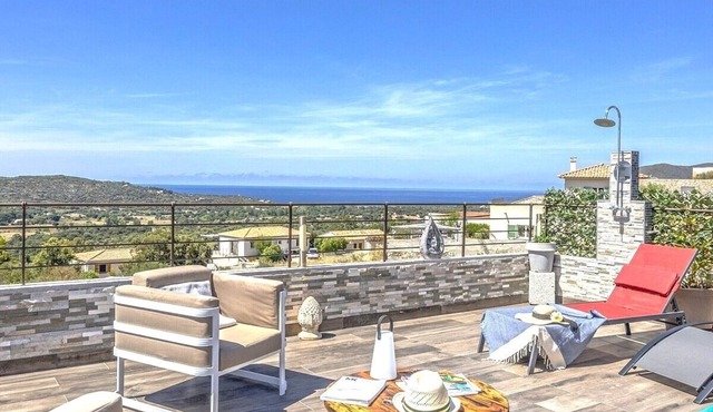 Villa 2F 3 min from Losari beach with swimming pool, sea view