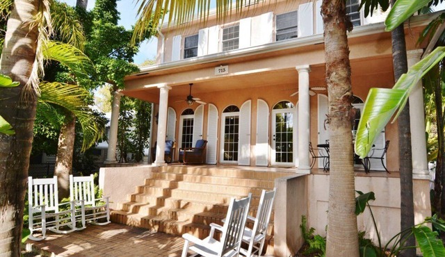 Villa 3 Bdrms/3 baths/close to everything/off st prking/Old Town/15% off July