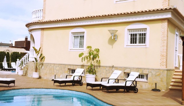 VILLA 3 BEDROOM- PRIVATE POOL CLOSE TO AMENITIES-PERFECT FOR A RELAXING HOLIDAY