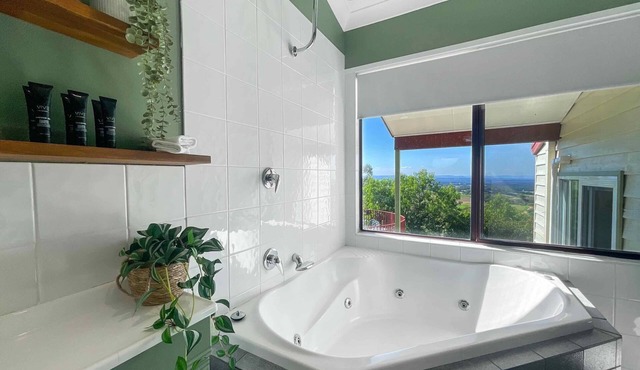 Villa 3 @ Bimbadeen Estate - Split level villa with views that stretch on forever - just for 2!