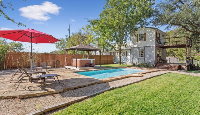 Villa 30 mins to Waco - Private Pool, Hot Tub, Gym and Fire Ring