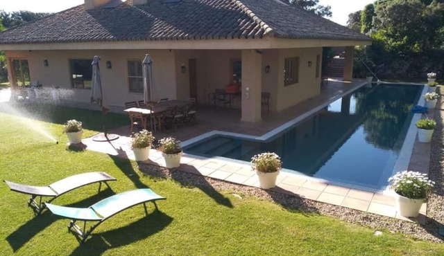 Villa 30 minutes from Madrid with swimming pool for up to 18 people.