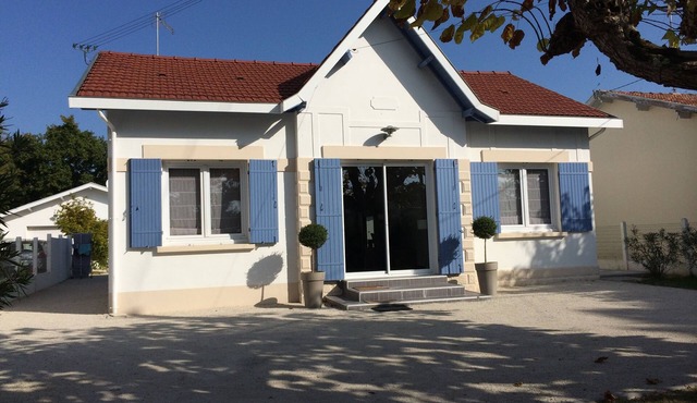 Villa 300 M Beach Bicycle Wifi Heated pool Enclosed parking Housekeeping Linen included