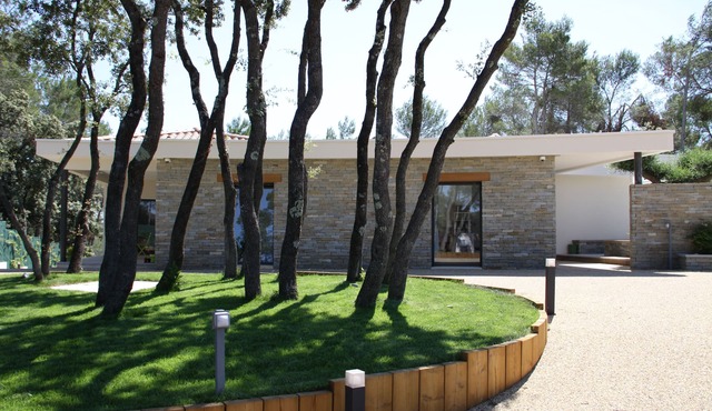 Villa 300 M2, Dans la Pinède, Avec Salle de Jeux et Piscine et à 30mn des Plages