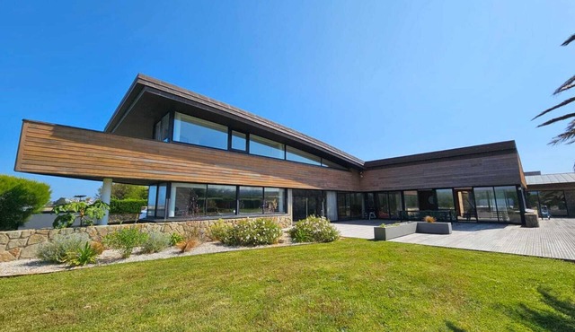 Villa 300 m², sea view, indoor pool and SPA