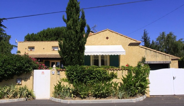 VILLA 300m2 ON CLOSED AND SPORTED GROUND OF 1750m2 POOL. PROMO OFFER 10%