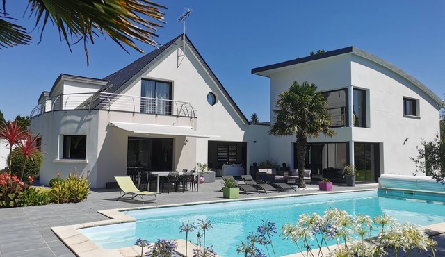 VILLA 385m2, LARGE POOL, JACUZZI and SPA, SAUNA, BILLIARD, GARDEN 8000m2