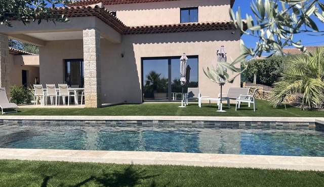 VILLA 3M Stylish 4 bed 2 bath villa with private heated pool. Full Air Con