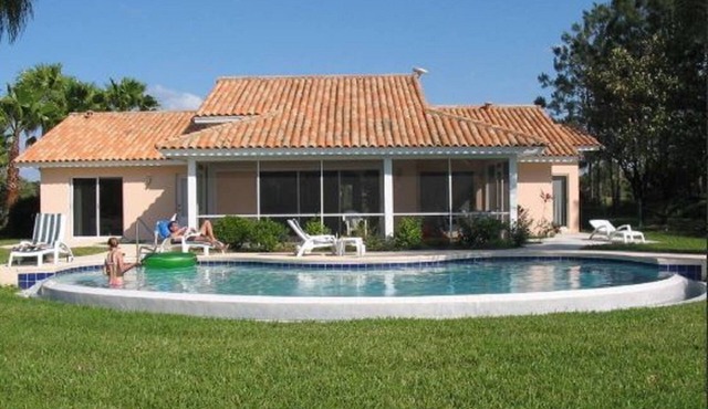 Villa 4 bedrooms 200 M2, facing the lake, water skiing, golf, tennis, near parks.