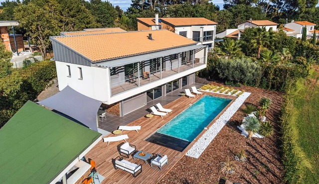 Villa 4 Bedrooms 8 People with private pool