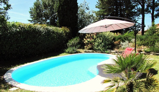 Villa, 4 bedrooms, sleeps 8, with private pool in Lubéron