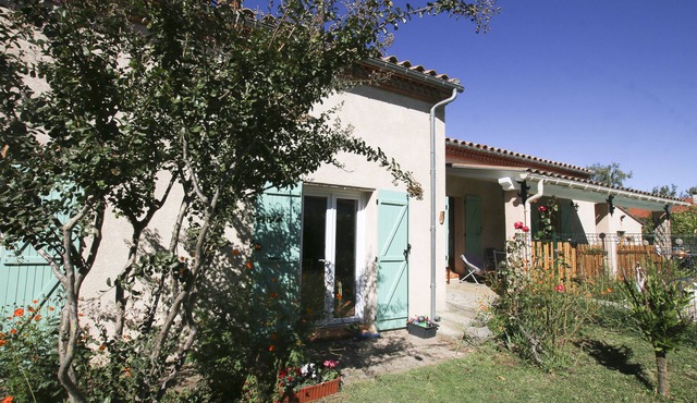 Villa 4 faces large garden, quiet, mountain view, near river and lake