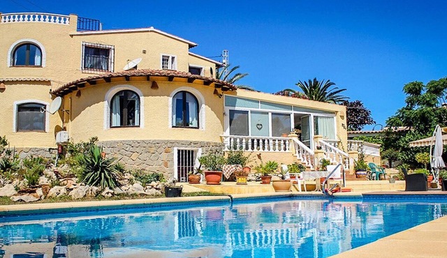 Villa 4 Families, Pool, Garden, WiFi, Air Conditioning – Furnished Temporary Use