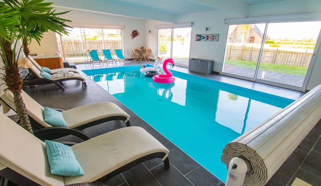 VILLA 4*large indoor pool and Jacuzzi 80 m from the sea and GR34.