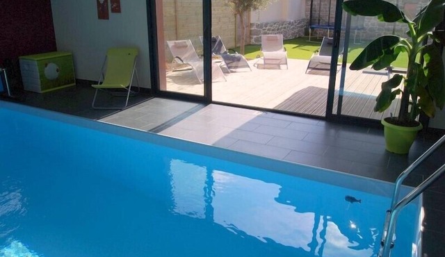 VILLA 4* PRIVATE SWIMMING POOL-100m SEA-Enclosed GARDEN-BIKES-TRAMPOLINE- KAYAKS